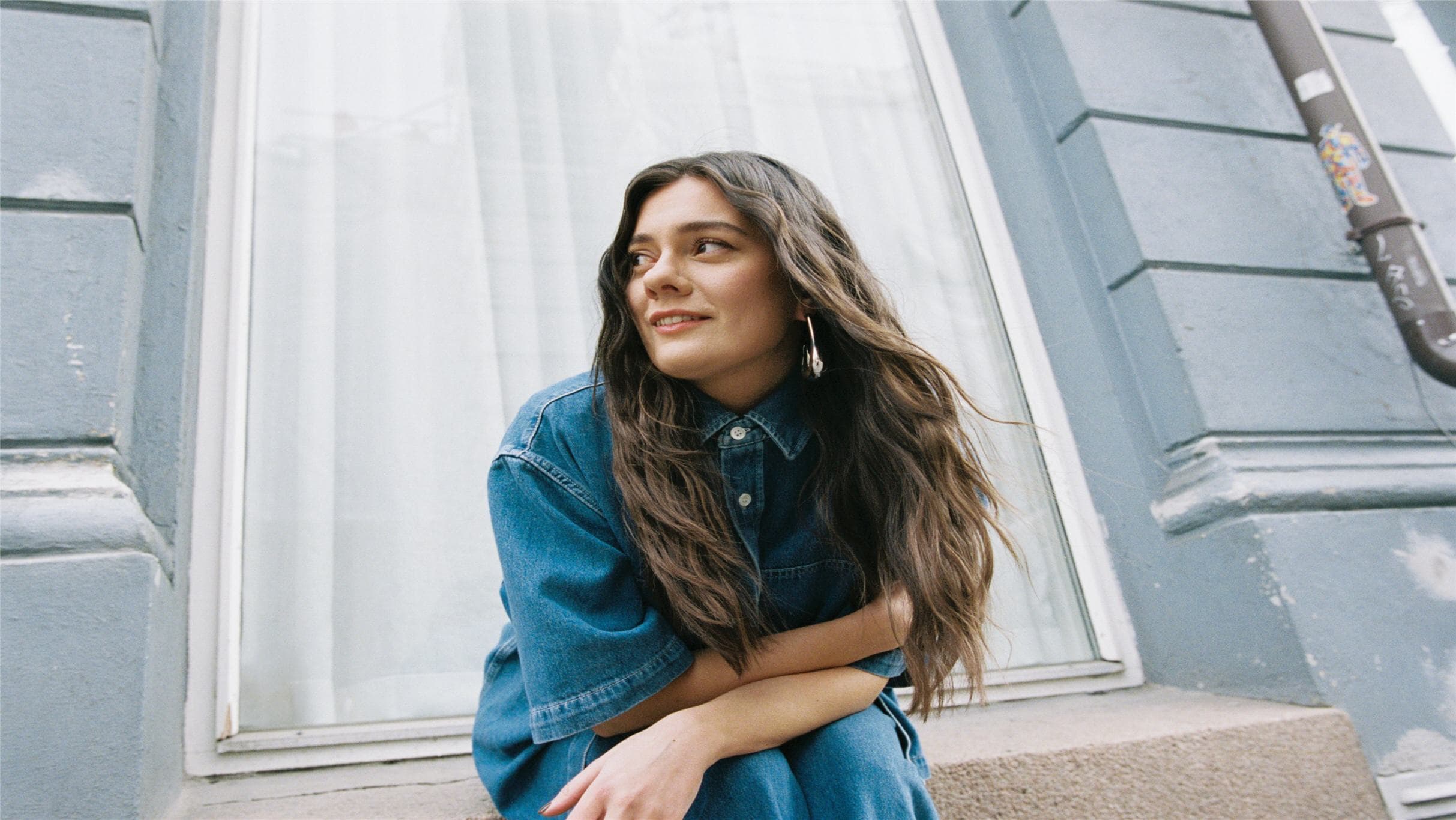  Emelie Hollow - Singløya