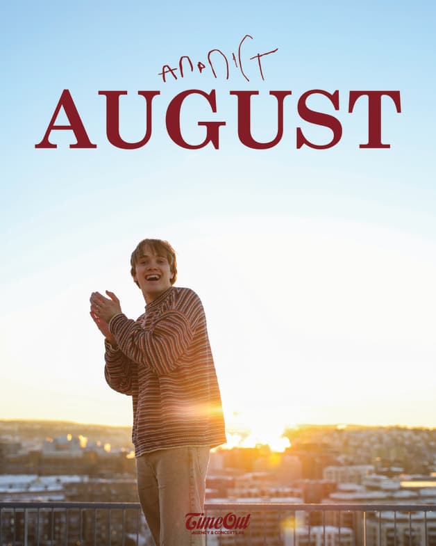 AUGUST tar scenen