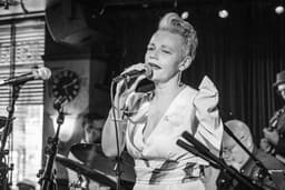 Stina Stenerud med Sandvika storband og Eckhard Baur. En hyllest til Monica Zetterlund