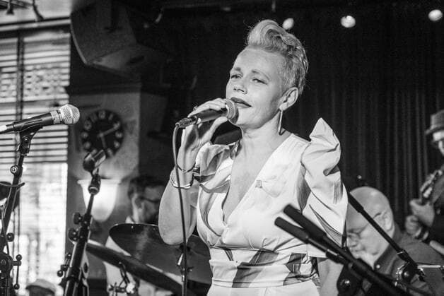 Stina Stenerud med Sandvika storband og Eckhard Baur. En hyllest til Monica Zetterlund