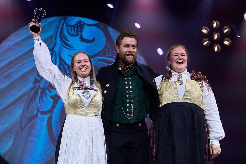 Kongepokal til polsdansarane Solveig og Ole
